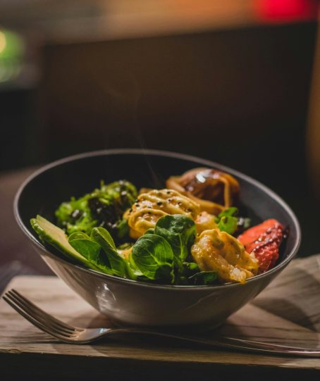 Delicious grilled shrimp salad with fresh vegetables, perfect for a healthy meal.